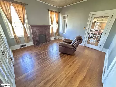 Living - 400 E Buford St, Gaffney, SC 29340 photo 1 of 3