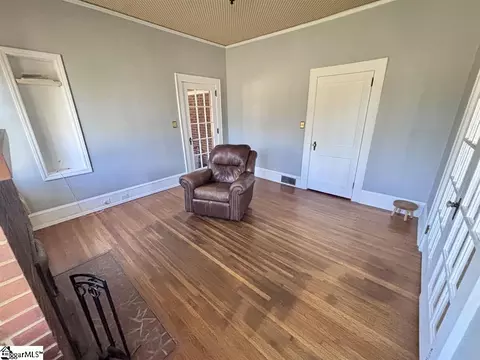 Living - 400 E Buford St, Gaffney, SC 29340 photo 2 of 3