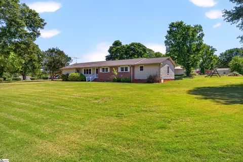 111 Highland Acres Dr, Boiling Springs, SC 29316