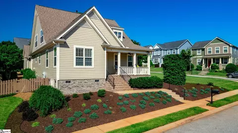 9 Hogarth St, Greenville, SC 29617