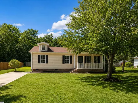109 Laurens Ct, Fountain Inn, SC 29644