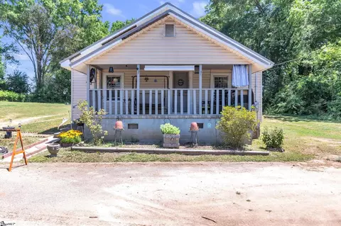 18 Gossett St, Laurens, SC 29360
