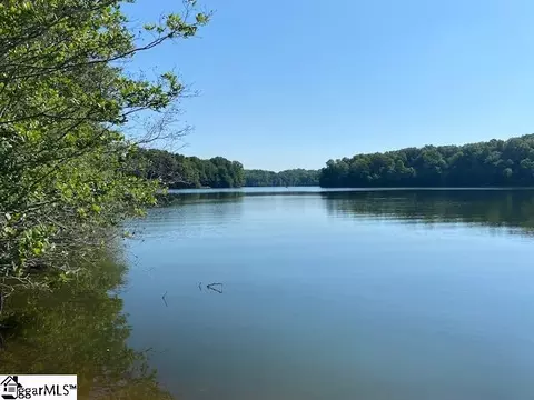 102 Peninsula Dr, Laurens, SC 29360