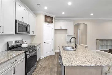 Kitchen - 109 Townsend Ave, Greer, SC 29651 photo 3 of 4