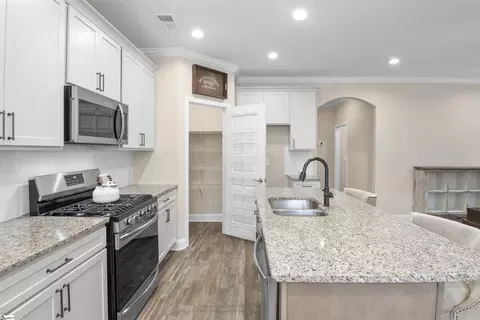 Kitchen - 109 Townsend Ave, Greer, SC 29651 photo 2 of 4