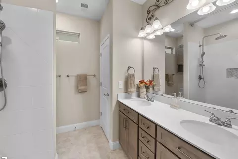 Bath - 109 Townsend Ave, Greer, SC 29651 photo 2 of 3