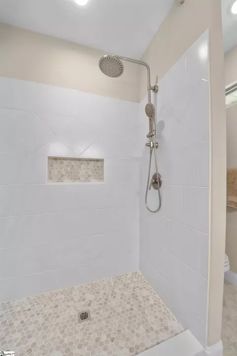 Bath - 109 Townsend Ave, Greer, SC 29651 photo 3 of 3