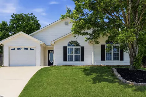 6 Grackle Ct, Simpsonville, SC 29680