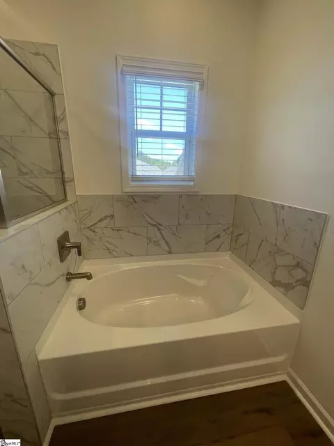 Bath - 19 Halsey St, Central, SC 29630 photo 5 of 6