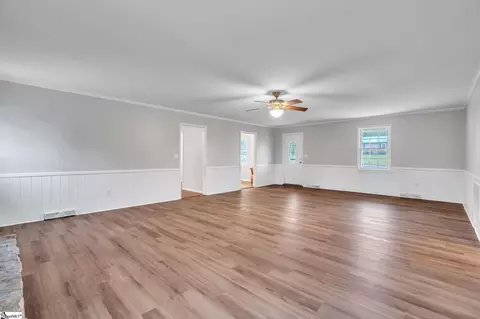 Living - 511 Clarendon Dr, Easley, SC 29642 photo 2 of 4