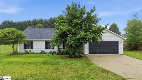 108 Blackbird Ln, Greenville, SC 29611