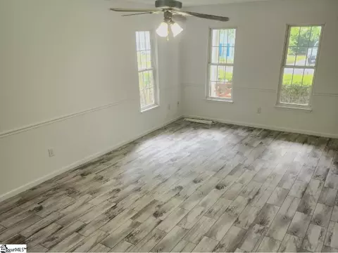 Living - 328 Springfield Cir, Easley, SC 29642 photo 5 of 7