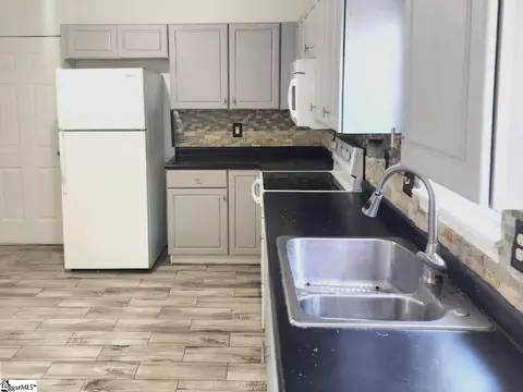 Kitchen - 328 Springfield Cir, Easley, SC 29642 photo 3 of 4