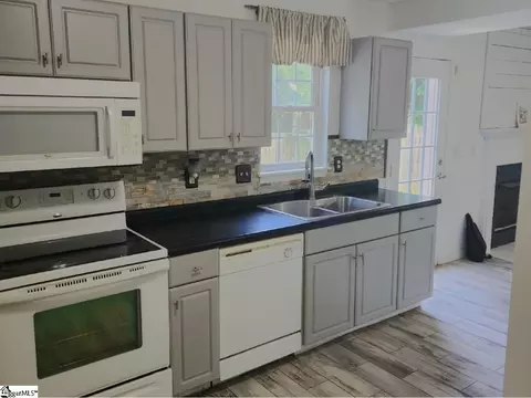 Kitchen - 328 Springfield Cir, Easley, SC 29642 photo 2 of 4