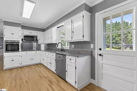 Kitchen - 222 Devon Dr, Mauldin, SC 29662 photo 2 of 2