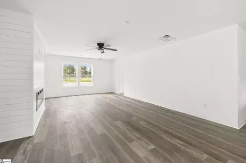 Living - 706 Laurel St, Honea Path, SC 29654 photo 3 of 4