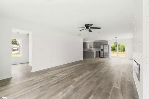 Living - 706 Laurel St, Honea Path, SC 29654 photo 2 of 4