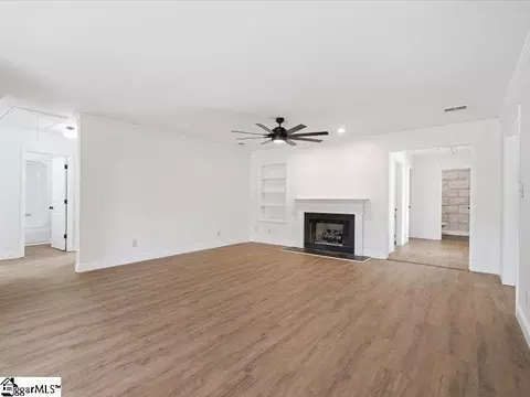 Living - 233 Summerfield Rd, Moore, SC 29369 photo 2 of 3