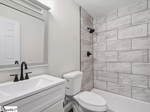Bath - 233 Summerfield Rd, Moore, SC 29369 photo 2 of 5