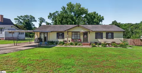 135 W Church St, Cowpens, SC 29330