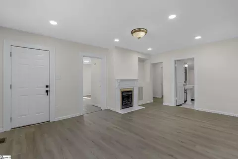 Living - 9 Hampton St, Ware Shoals, SC 29692 photo 1 of 2