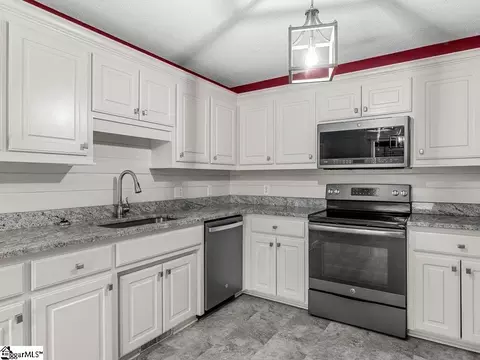 Kitchen - 761 Pearson Town Rd, Moore, SC 29369 photo 2 of 4