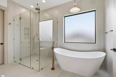 Bath - 624 Monfret Ct, Moore, SC 29369 photo 2 of 6