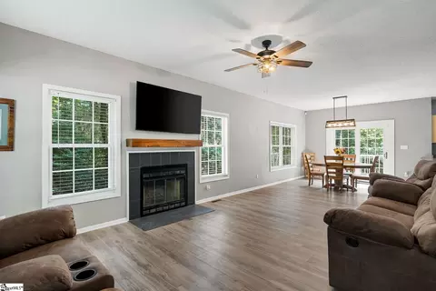 Living - 162 Cleveland Rd, Honea Path, SC 29654 photo 4 of 4