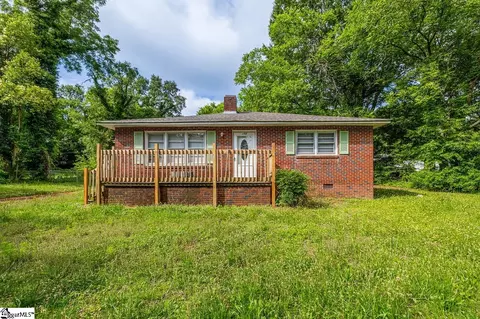 157 Hampton St, Wellford, SC 29385