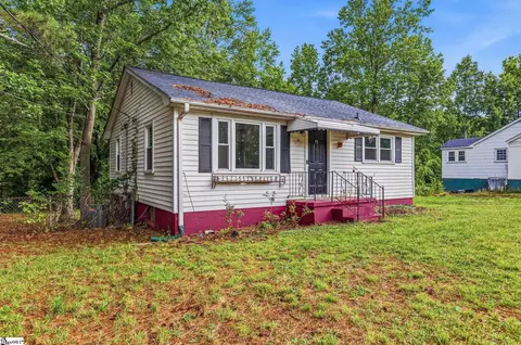 13 Walnut Ln, Travelers Rest, SC 29690
