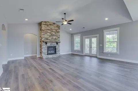 Living - 102 Powell Ct, Easley, SC 29640 photo 6 of 11