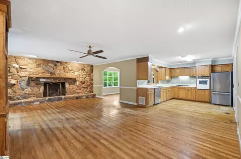 Living - 100 Crystal Ln, Pickens, SC 29671 photo 5 of 8