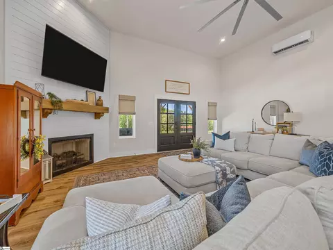 Living - 128 Orchard Dr, Moore, SC 29369 photo 2 of 6