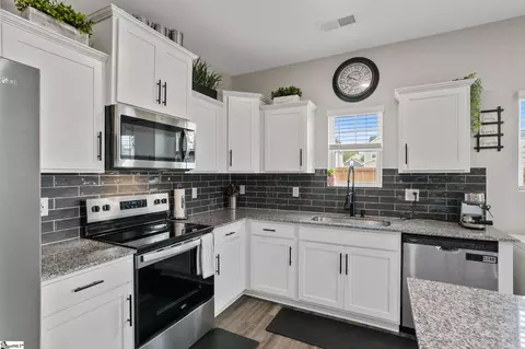 Kitchen - 107 Brown Cir, Easley, SC 29642 photo 2 of 3
