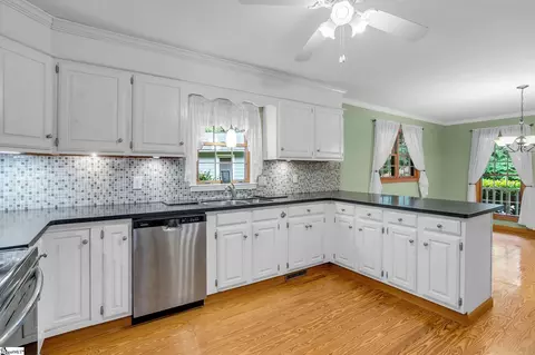 Kitchen - 1004 Ridgeview Dr, Pendleton, SC 29670 photo 2 of 3