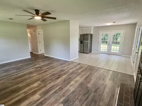 Living - 228 Greenridge Dr, Moore, SC 29369 photo 2 of 5
