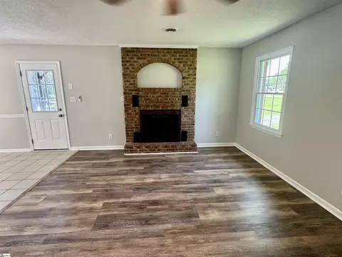 Living - 228 Greenridge Dr, Moore, SC 29369 photo 4 of 5
