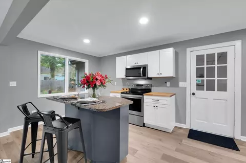 Kitchen - 127 White Oak Dr, Easley, SC 29642 photo 3 of 4