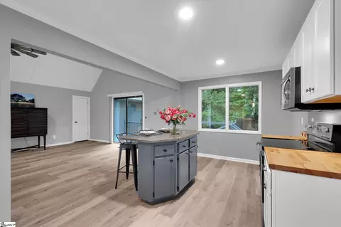Kitchen - 127 White Oak Dr, Easley, SC 29642 photo 2 of 4