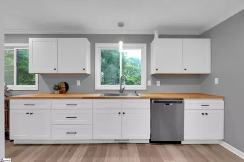 Kitchen - 127 White Oak Dr, Easley, SC 29642 photo 4 of 4