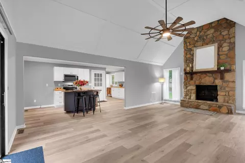 Living - 127 White Oak Dr, Easley, SC 29642 photo 4 of 4