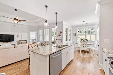 Kitchen - 556 Backacre Ct, Greer, SC 29651 photo 4 of 5