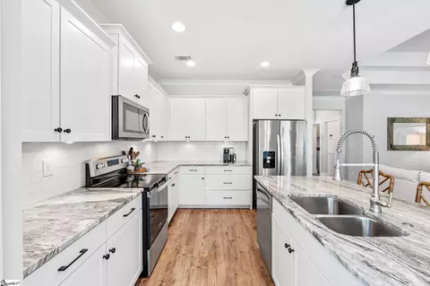 Kitchen - 556 Backacre Ct, Greer, SC 29651 photo 3 of 5