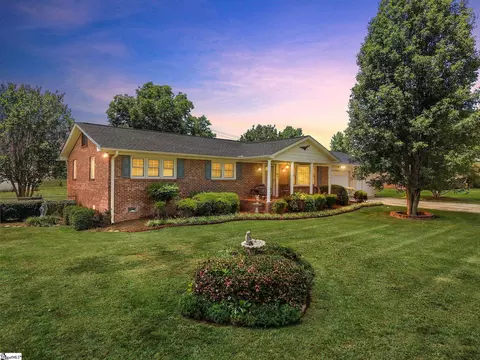 2016 Evergreen Dr, Boiling Springs, SC 29316