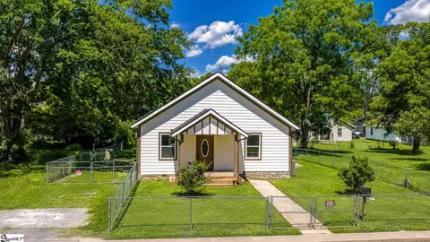 81 Palmetto St, Clinton, SC 29325