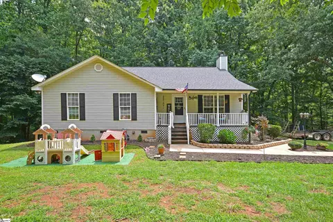 450 Waspnest Rd, Wellford, SC 29385