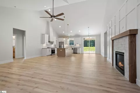 369 Pine Dr, Greer, SC 29651 photo 2
