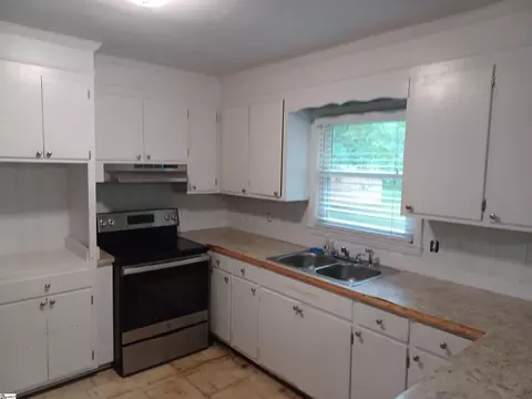 Kitchen - 616 Sunset Cir, Lancaster, SC 29720 photo 4 of 4