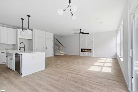 Living - 201 Earl St, Greer, SC 29651 photo 2 of 3