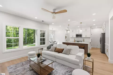 Living - 406 Point Rd, Westminster, SC 29693 photo 3 of 4